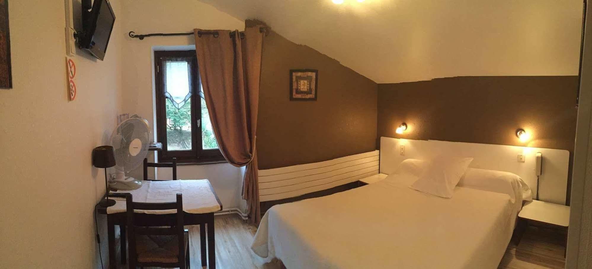 Auberge Les Glycines Cancon Zewnętrze zdjęcie